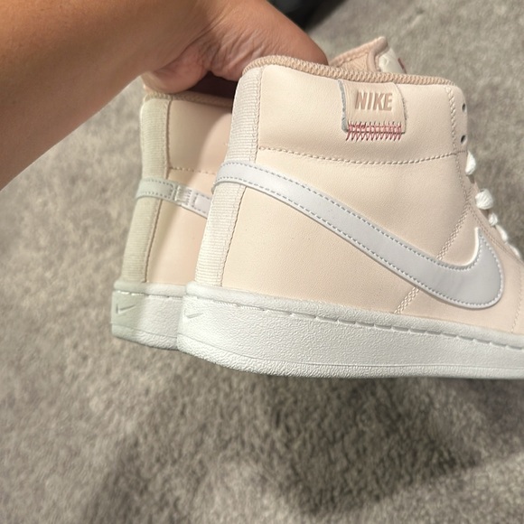 Brand New Pink and white Womens Nikes Size 6.5 - Picture 5 of 8